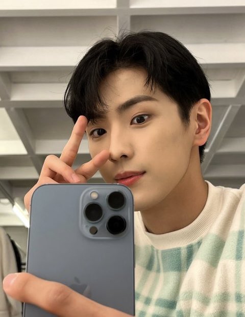 ทัมมันต้องอวดกันด้วย CIXยังไม่เห็นจะอวดเลย อันนี้ถ่ายจาก iPhone 13 Pro Max สีเซียร์ร่าบลู แต่จำไม่ได้ว่ากี่จิ้กกกกกกก😂