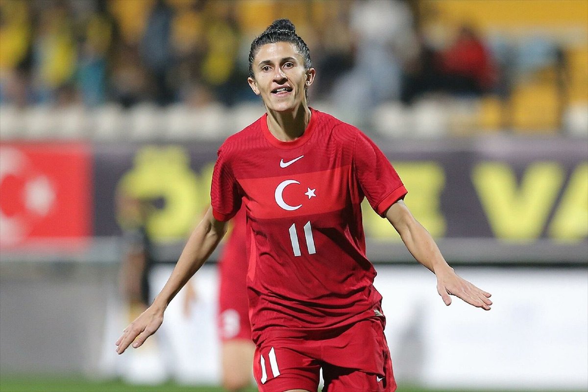 hmervemutlu's tweet photo. grupta dördüncü sırada bulunuyor. Rakibin en golcü ismi “Tijana Filipovic” Milli Takımın en golcü ismi ise “Yağmur Uraz” #SERTUR #FIFAWWC https://t.co/rn89YHoRE4