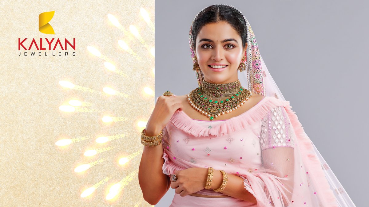 KalyanJewellers's tweet photo. Gorgeous Wamiqa Gabbi dazzling us in stunning pieces from the #VedhaCollection. Statement bridal chokers to delicate festive haars, indulge in the charm of unique designs, accentuated with the most beautiful rubies, emeralds, uncut diamonds & more.
#DiwaliwithKalyanJewellers https://t.co/N1B9GJCEST