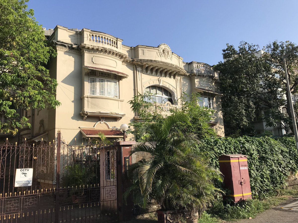 VishalBhargava5's tweet photo. Bandra still has several independent houses in comparison to the rest of the city. This one is right in front of Joggers Park at Carter Road. Incidentally this was also the place where parts of the movie Dil Chahta Hai was shot. Dimple Kapadia's residence. https://t.co/2R8Z6UDLil