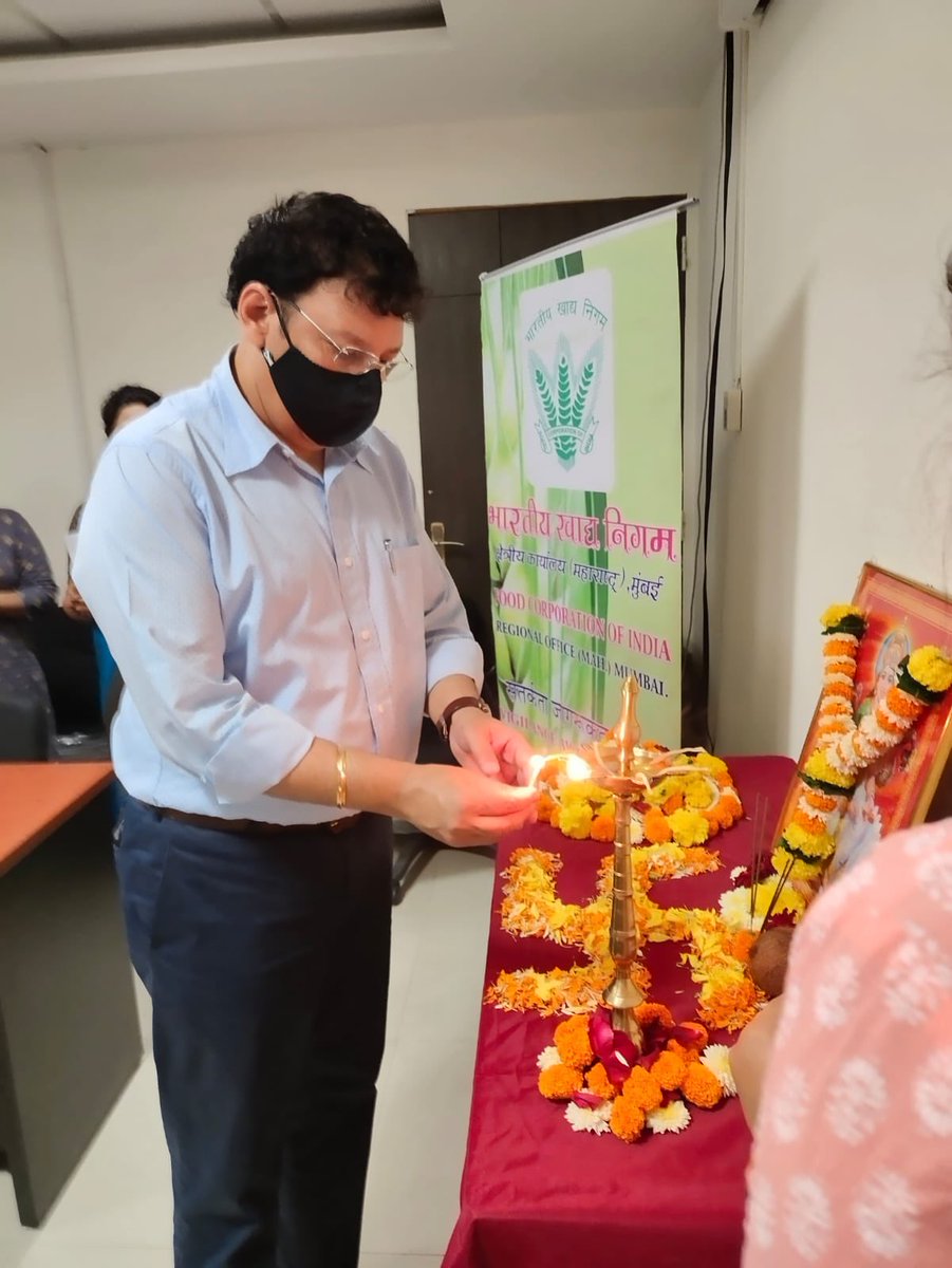 Fci_maharashtra's tweet photo. Inaugural ceremony, marking the commencement of #VigilanceAwarenessWeek, followed with administering of Integrity Pledge by Sh. Manmohan Singh Sarang, Genl. Manager at FCI RO Maharashtra. @FCI_India @FciWest https://t.co/261uprRApZ