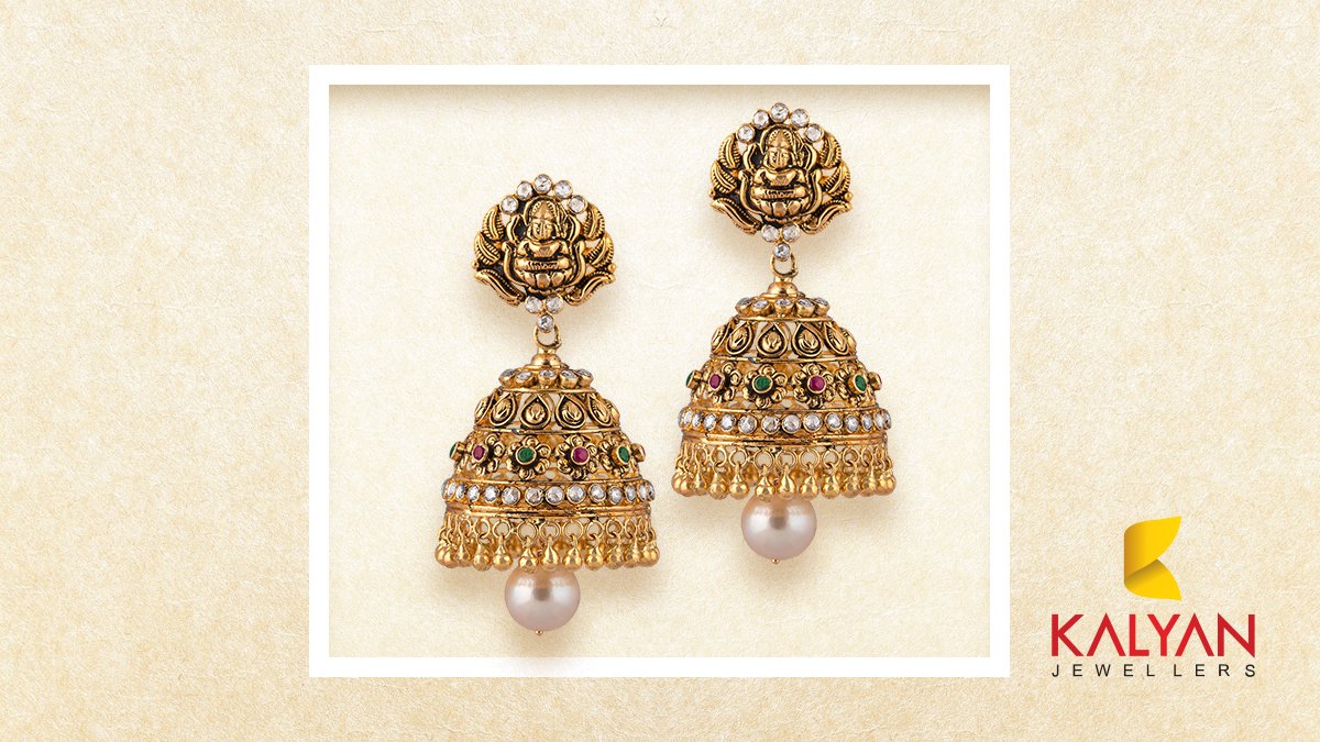 KalyanJewellers's tweet photo. This Diwali, revel in the beauty of these gorgeous antique Jhimkis studded with the most exquisite uncut diamonds, rubies and emeralds… A gorgeous festive piece bedecked with divine motifs that showcases craftsmanship par excellence.
#VedhaCollection #DiwaliwithKalyanJewellers https://t.co/PslTseKt2c