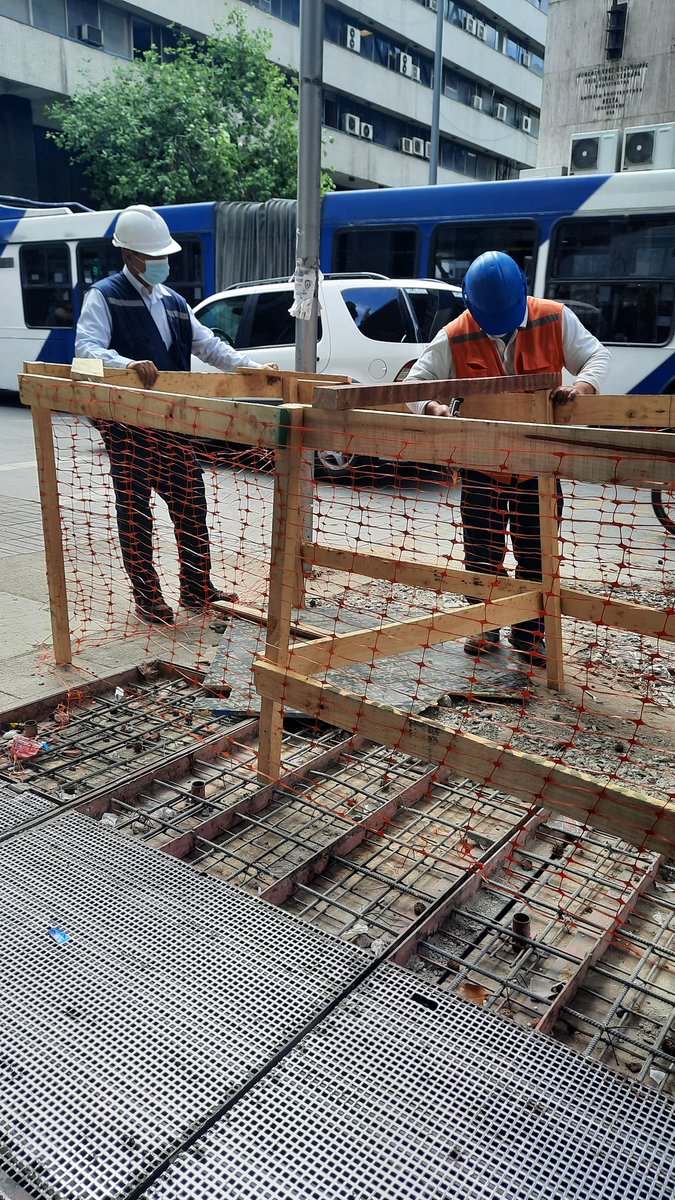 joyserrano's tweet photo. @Muni_Stgo 3 semanas han pasado y aún continúa esta construcción en Huérfanos con Mac Iver. No han levantado la estructura y personas invidentes se golpean con la misma por estar en plena avenida. Además trabajadores contestan de forma grosera al hacerle el reclamo. https://t.co/BVPaWQClD4