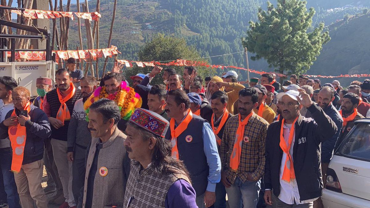 chetanbragta's tweet photo. जुब्बल क्षेत्र के झंड़ग और जयपीड़ी पंचायत की देवतुल्य जनता का आशीर्वाद लिया। 

30 तारीख को तीसरे नंबर पर सेब के सामने वाला बटन दबाएं और इतिहास का हिस्सा बनें। https://t.co/ID3sDcR97w