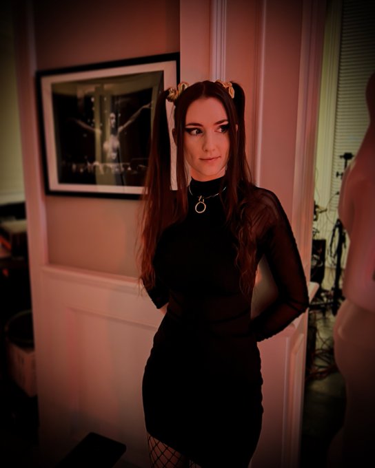 Les mots peuvent manquer. Les images peuvent rester. There can never be enough words. But the images<a href="/tag/art"class="tags"><span>#art</span></a><a href="/tag/poetry"class="tags"><span>#poetry</span></a><a href="/tag/collar"class="tags"><span>#collar</span></a><a href="/tag/gothgirl"class="tags"><span>#gothgirl</span></a><a href="/tag/mariandelacroix"class="tags"><span>#mariandelacroix</span></a>