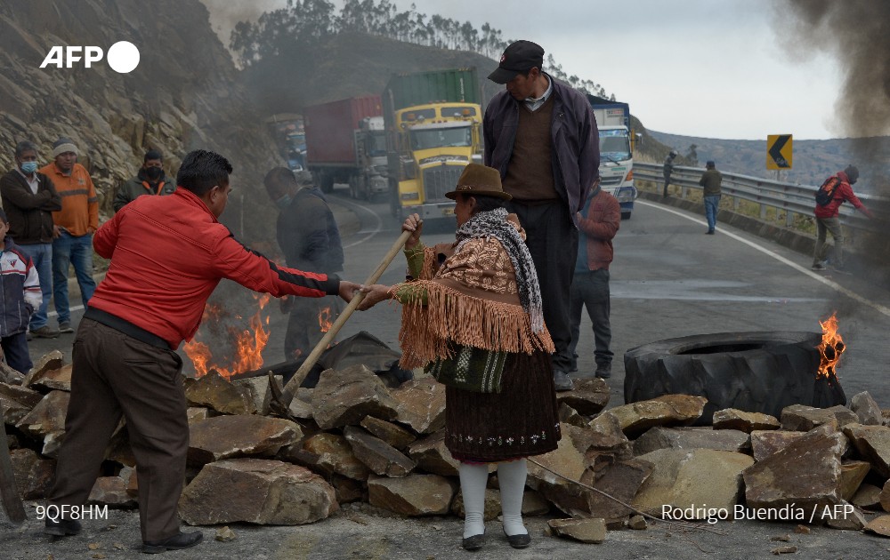 AFPespanol's tweet photo. [AMPLÍA] Los bloqueos de vías por las protestas en Ecuador afectan a cinco de las 24 provincias, entre ellas la de Pichincha, cuya capital es Quito, de acuerdo con el Sistema Integrado de Seguridad ECU911 #AFP 

📷 @photoroco https://t.co/EUHkgKVraY