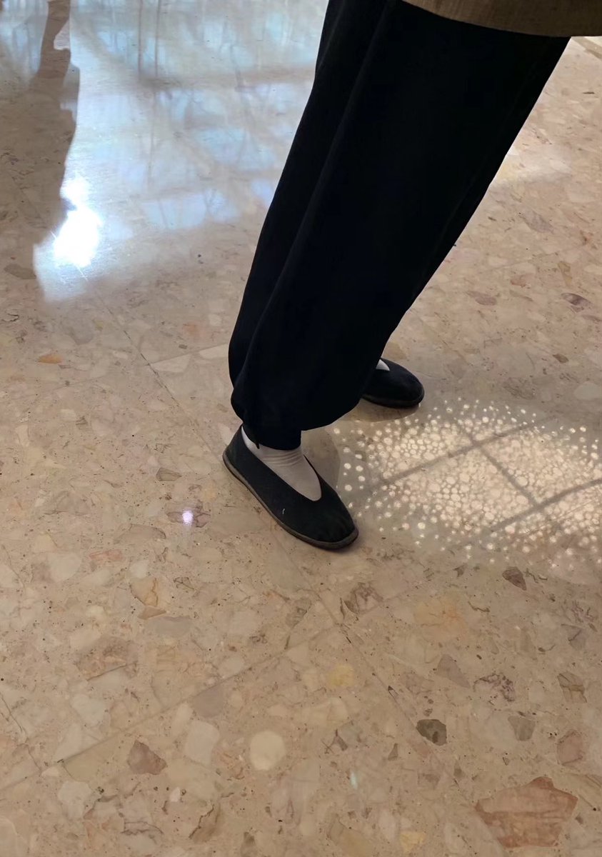 这种服务员的服装看着还挺有感觉，想试试伺候的时候穿。
#生活化伺候