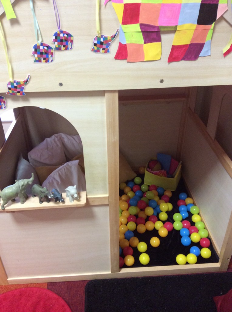 Our amazing Elmer hut in our under 2 room at Bridgehead!
The children are loving exploring the bright colours in the Elmer hut, with lots of different sensory items inside ❤
