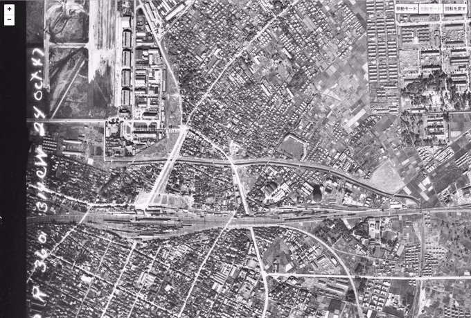 国土地理院の古い航空写真を眺めていたら、昭和22年の立川駅の北側に川のようなものがあるのを見つけた。はじめは残堀川の支流かと思ったけど、調べてみたら緑川という戦時中に掘られた立川飛行場から多摩川への排水路で、その後暗渠化した模様。 