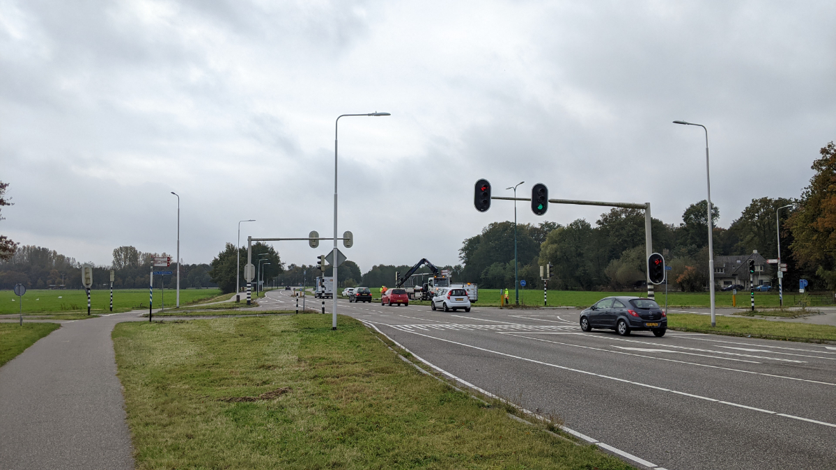 Gem_Leusden's tweet photo. Van 1 november tot half december bouwt de gemeente drie verkeerslichten om tot intelligente verkeersregelinstallaties:

○ Fietsoversteek Horsterweg – Plesmanstraat 
○ Heiligenbergerweg – Burg. De Beaufortweg 
○ Groene Zoom – Burg. Van der Postlaan

👉 https://t.co/vBz6bcUAsB https://t.co/OassXshJ8Y