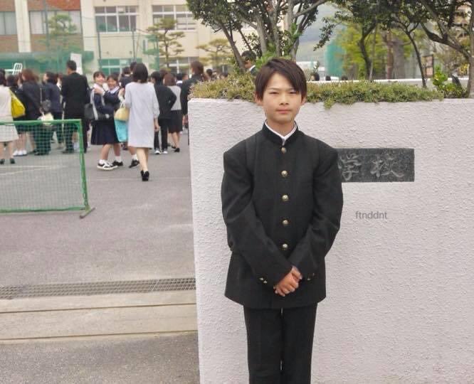 당신이 어떻게 보느냐에 따라 선도부 니시무라 센빠이가 될 수도, 아니면 입학식 날 학교 앞에서 기념사진 찍고 있는 막내아들이 될 수도 있습니다.