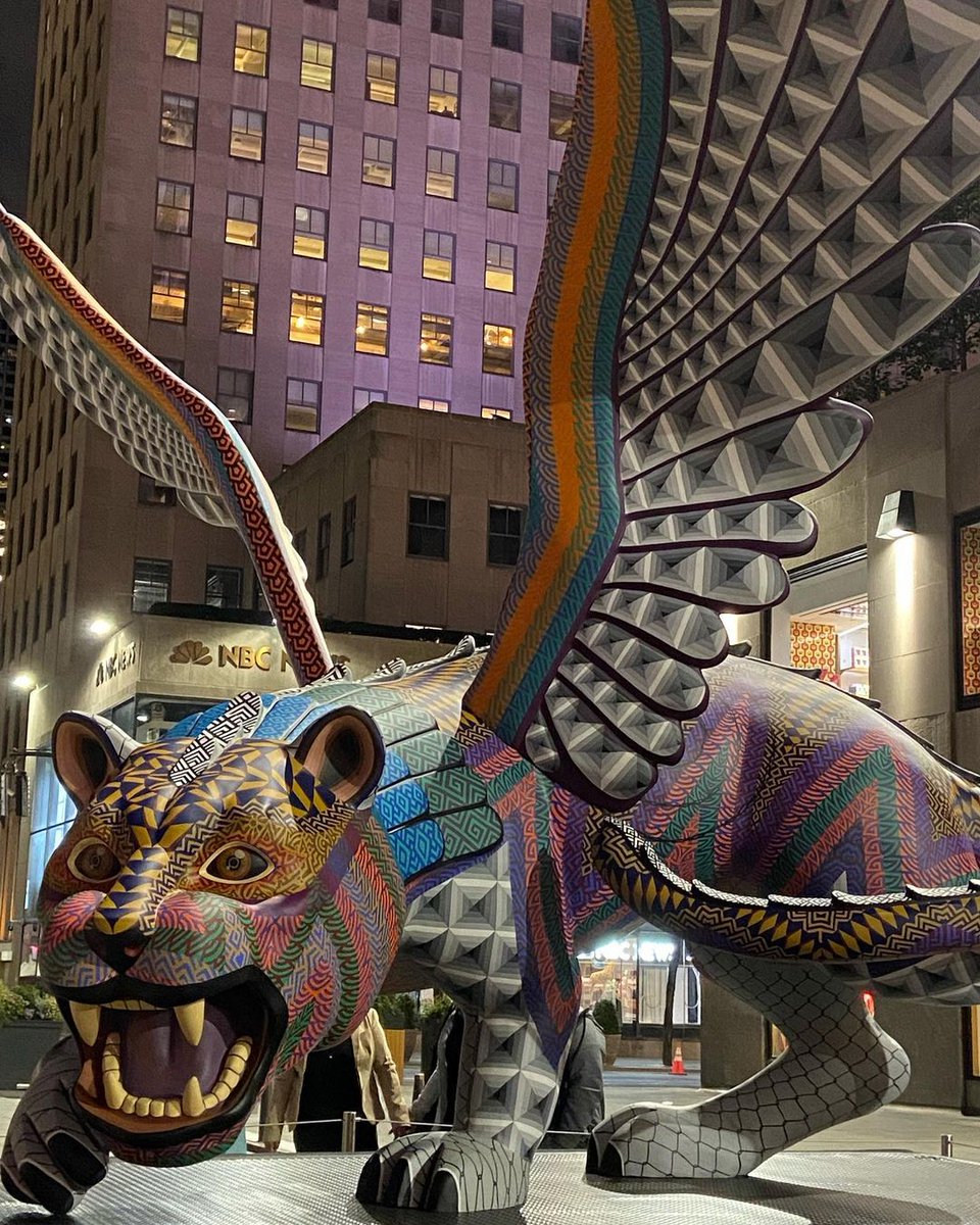 El talento de los artesanos mexicanos de Oaxaca en el Rockefeller Center para celebrar Día de Muertos. 😍😍🇲🇽❤️

📸: kdluther (IG)