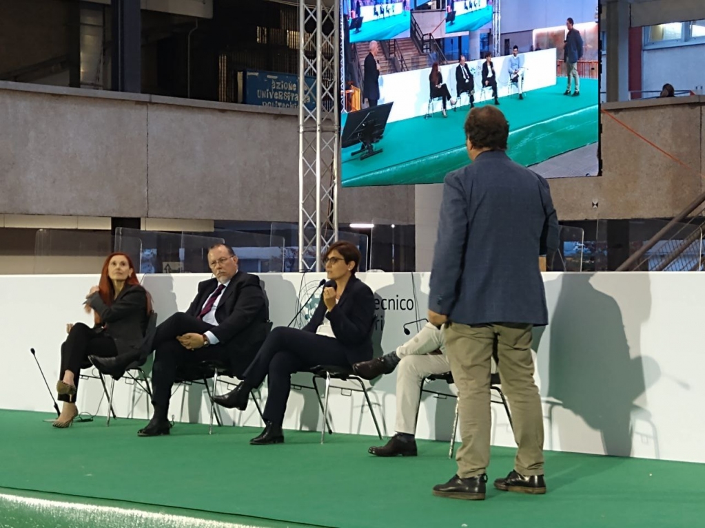 "Dobbiamo attivare la community degli smart worker e fare in modo che l’Italia sia uno dei paesi in cui si lavora meglio, non solo dove si vive meglio".
 <a href="/mariarita_mac/">mariarita costanza</a> - AD #EverywhereTew #NobìlitaFestival