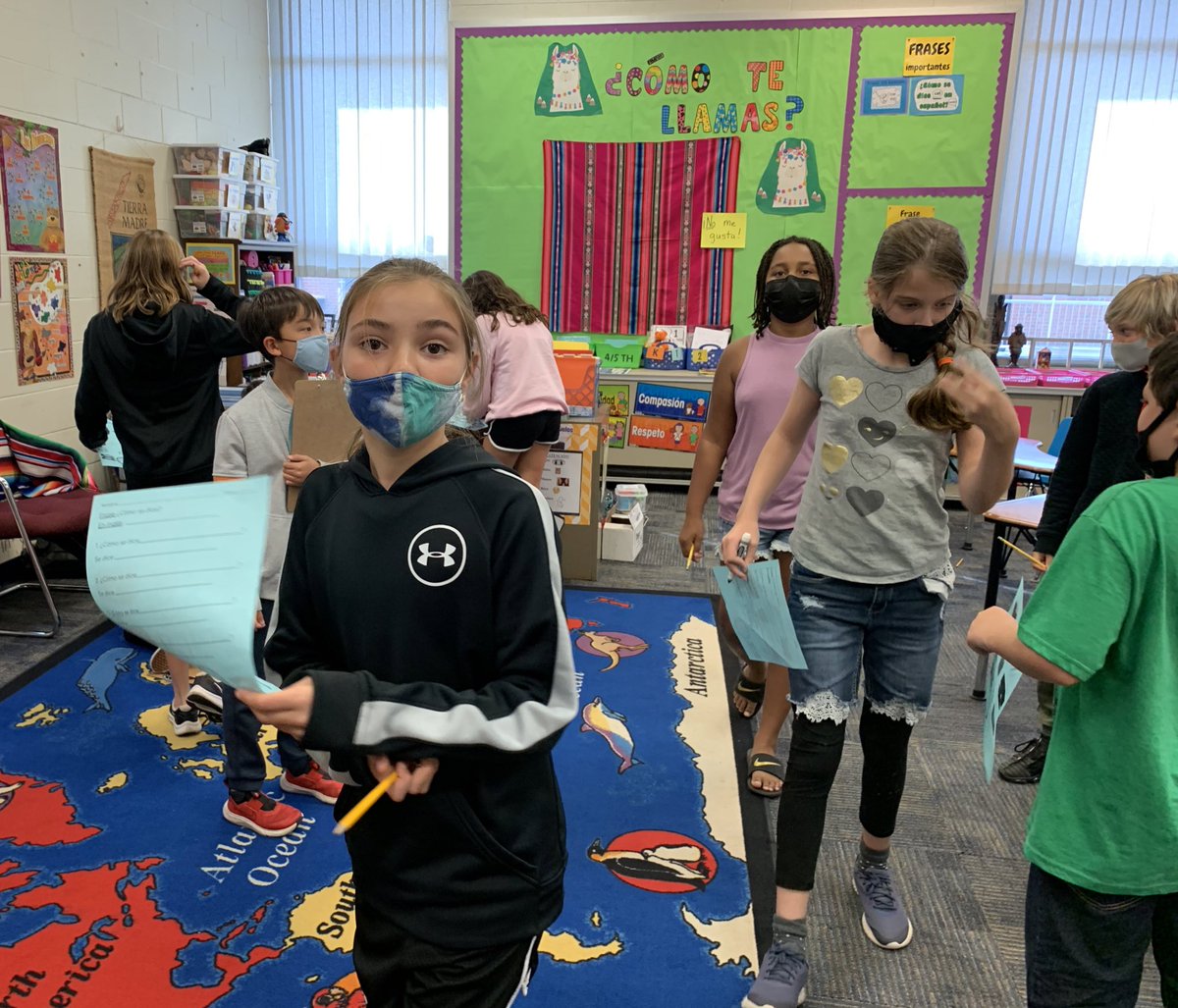 5th grade practices our new frase importante “¿Cómo de dice?” (How do you say…?) by finding the Spanish labels around our classroom! #beartavernpride