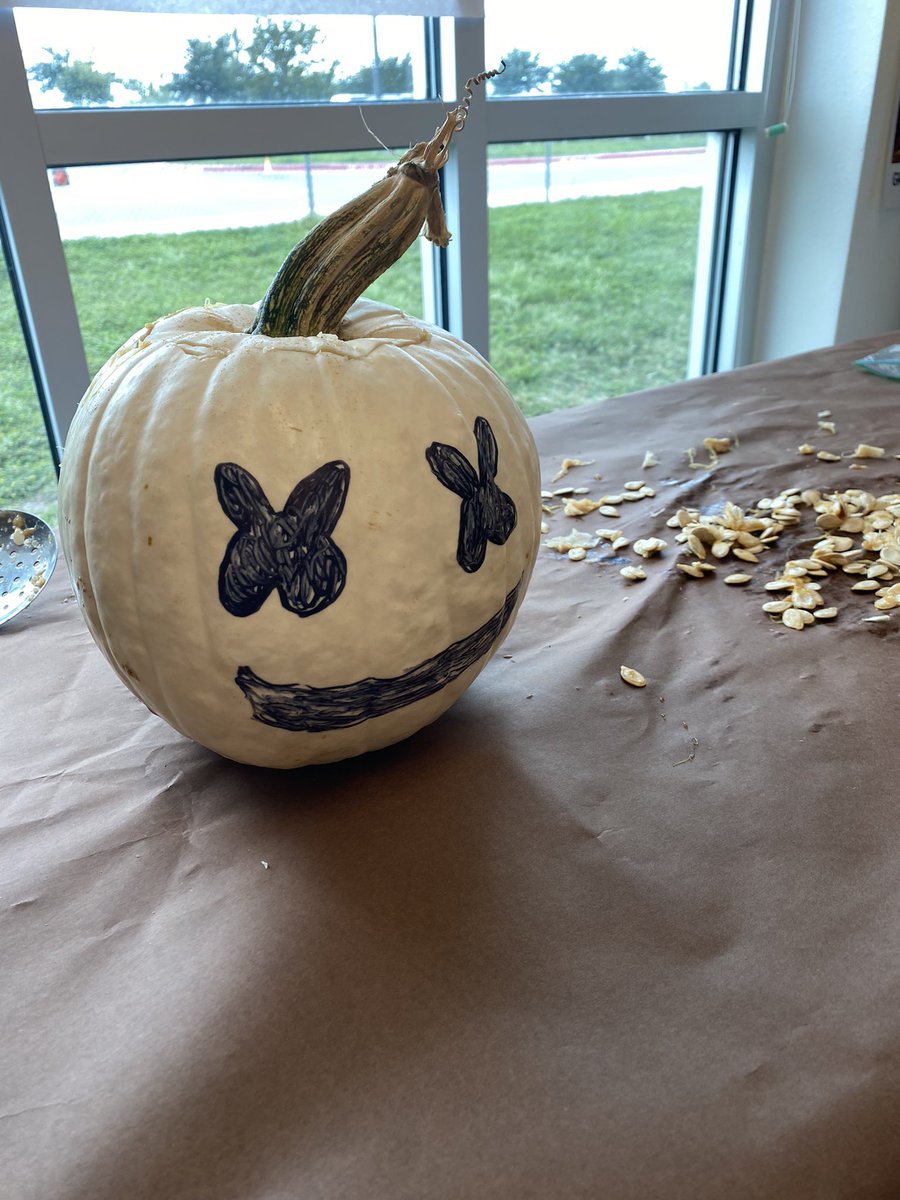 ChristyMcComb's tweet photo. Pumpkin carving day! 🎃 @ClearElementary @CSES_2ndgrade https://t.co/Usw2cdZfRU