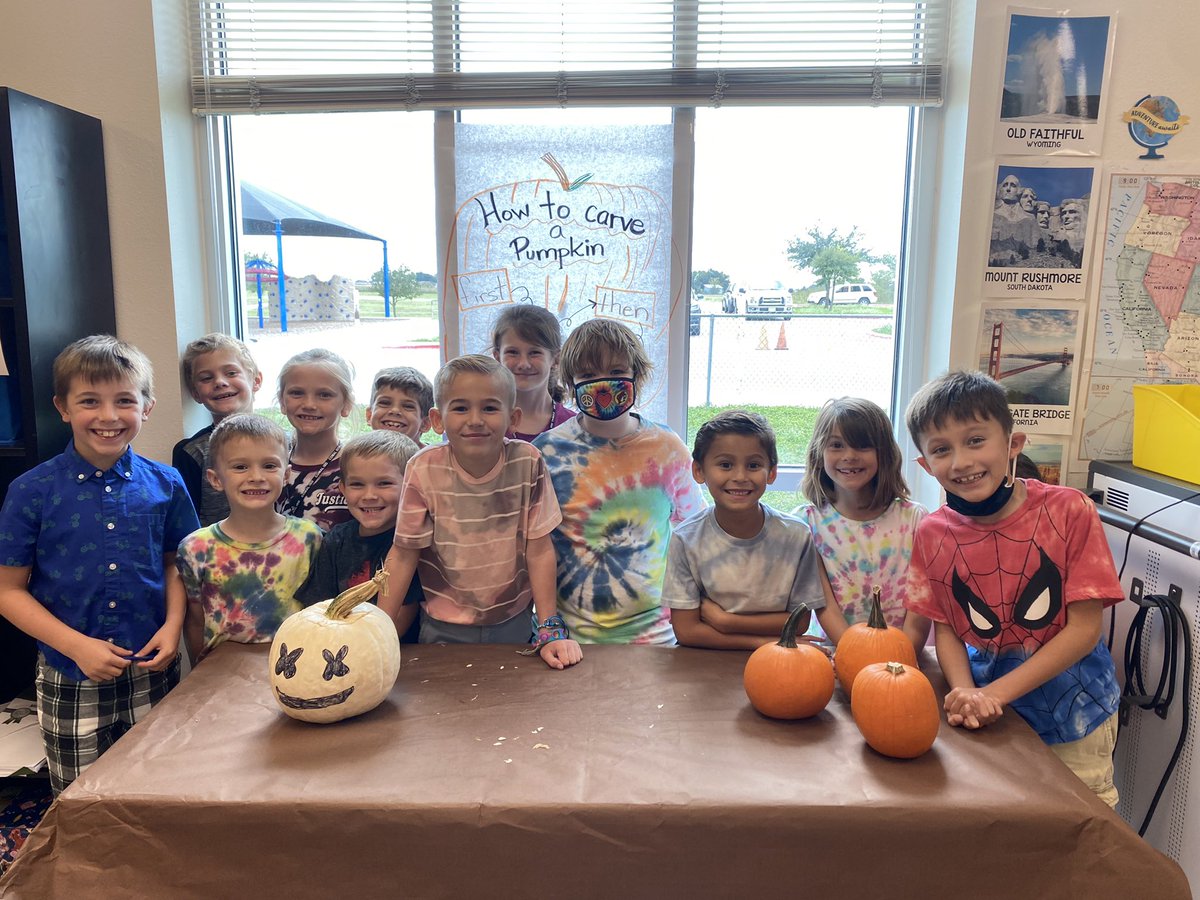 ChristyMcComb's tweet photo. Pumpkin carving day! 🎃 @ClearElementary @CSES_2ndgrade https://t.co/Usw2cdZfRU
