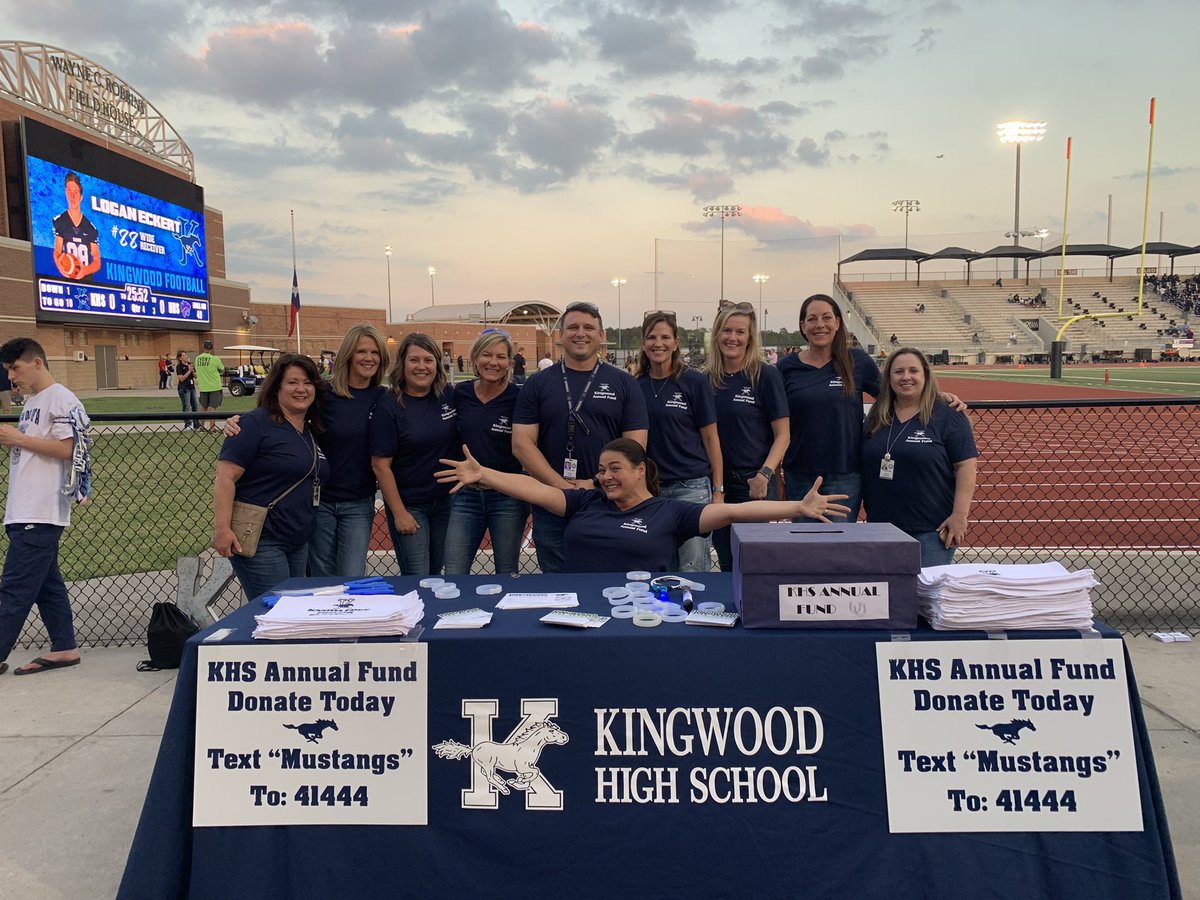 MrBradyFlores's tweet photo. @KHS_Annual_Fund supporting @HumbleISD_KHS at the @KHSMustangFBall Homecoming game. Lots of fun with this crew! Thank you, all, for the time well spent. This could not have happened without EACH one of you. #IntentionallyExceptional #TheKingwoodExperience #MustangPride https://t.co/K1vd5u42pb