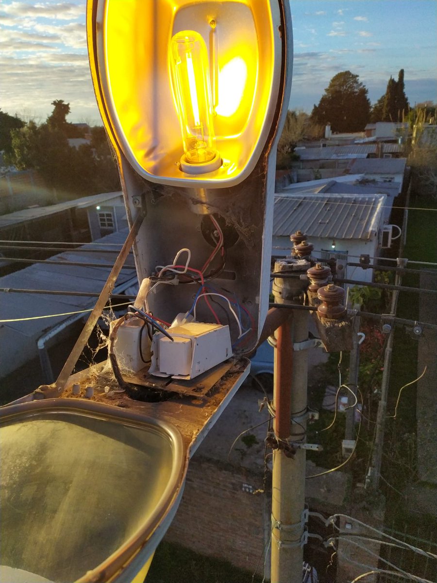 DanielBosques40's tweet photo. Continúan las tareas de recuperación del parque lumínico en  #Bosques
Reparación de luminarias en distintos puntos del barrio #LasMargaritas y #SanRudecindo 

Tareas solicitadas a través del #CallCenterMunicipal y #UGLLocal https://t.co/vCUU8x4LJ8
