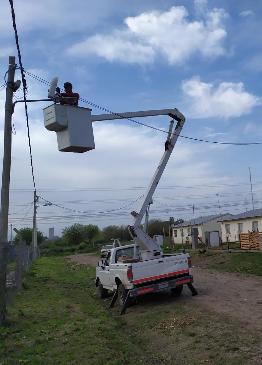 DanielBosques40's tweet photo. Continúan las tareas de recuperación del parque lumínico en  #Bosques
Reparación de luminarias en distintos puntos del barrio #LasMargaritas y #SanRudecindo 

Tareas solicitadas a través del #CallCenterMunicipal y #UGLLocal https://t.co/vCUU8x4LJ8