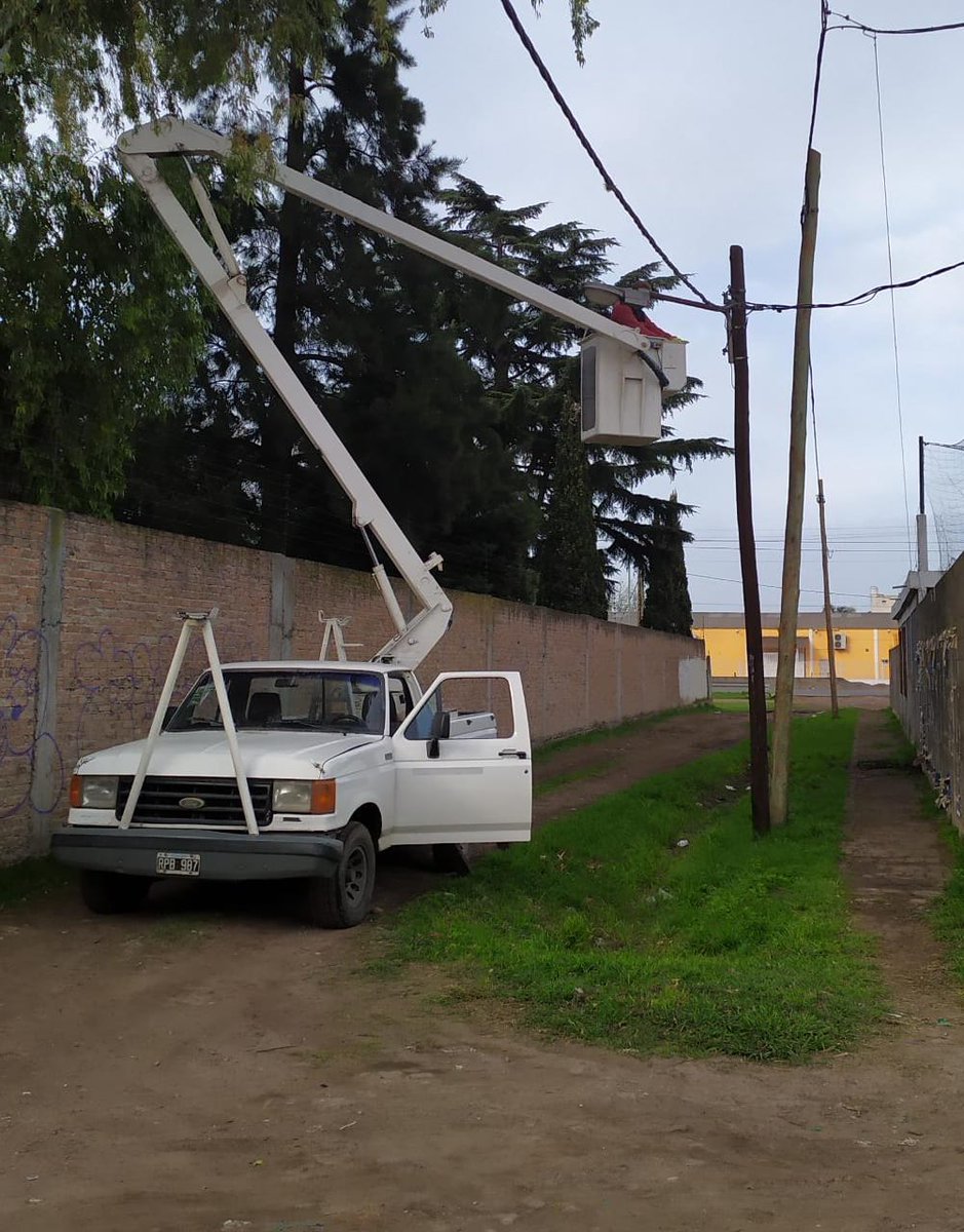 DanielBosques40's tweet photo. Continúan las tareas de recuperación del parque lumínico en  #Bosques
Reparación de luminarias en distintos puntos del barrio #LasMargaritas y #SanRudecindo 

Tareas solicitadas a través del #CallCenterMunicipal y #UGLLocal https://t.co/vCUU8x4LJ8