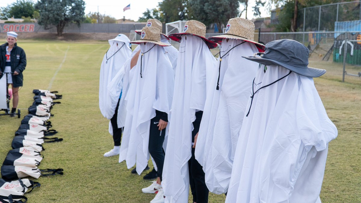 UNMLoboWSoccer's tweet photo. It was spooky at practice today with our annual Halloween practice 👻🎃👻🎃!

#GoLobos | #WeAreNM https://t.co/jxhdsFO763