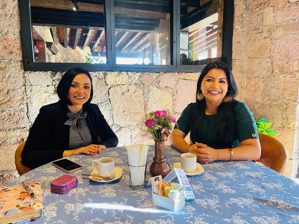 BrendaFragaMich's tweet photo. Trabajaremos coordinadamente con el @CongresoMich para generar condiciones que nos permitan disminuir los flujos migratorios, así como logrwr se respeten plenamente los derechos humanos de los connacionales
@Adriana_hi https://t.co/VfBKmEgPEe