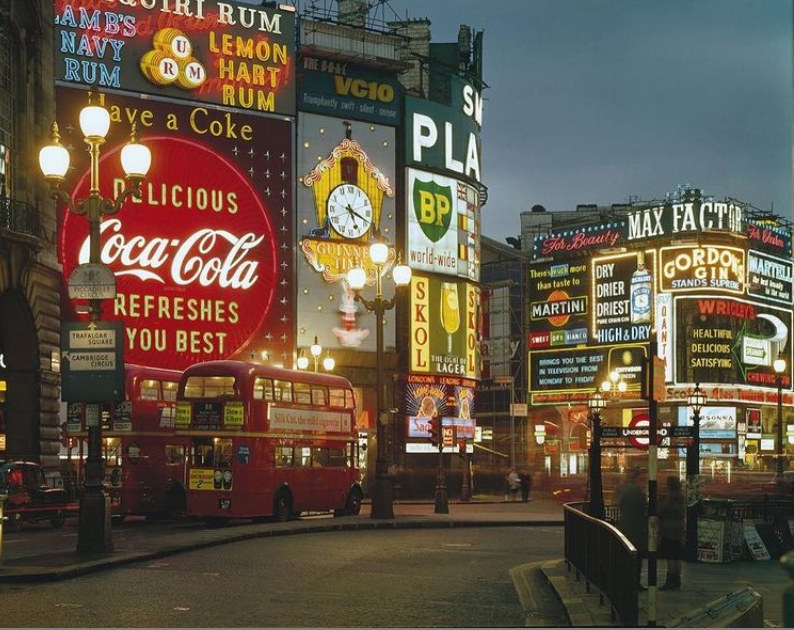 aflashbak's tweet photo. Piccadilly by Night, London (1960) by Elmar Ludwig https://t.co/n9A3byoRQh