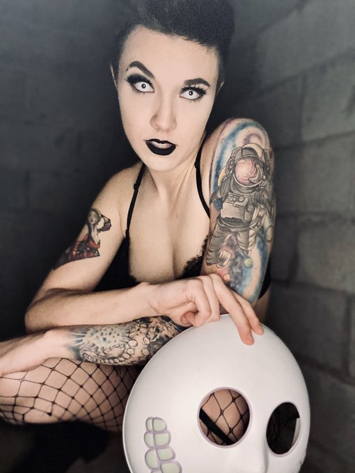 ask for me by name🛁 https://t.co/MYH5rDYS4G<a href="/tag/residentevil4"class="tags"><span>#residentevil4</span></a>