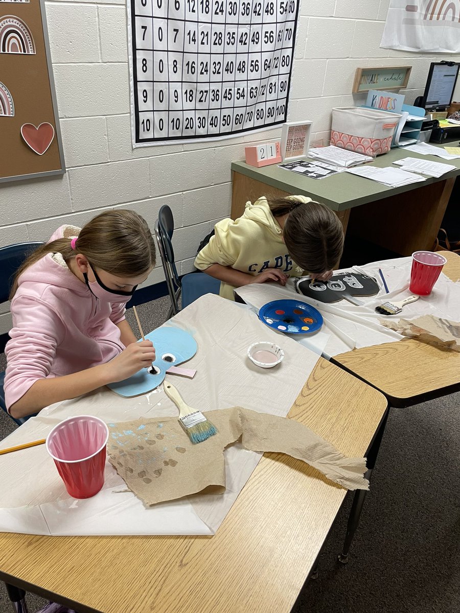 mrsomalley_'s tweet photo. pumpkin painting in wood painting club🎃🎨 @cms_grizzlies https://t.co/HnldGBGRlm