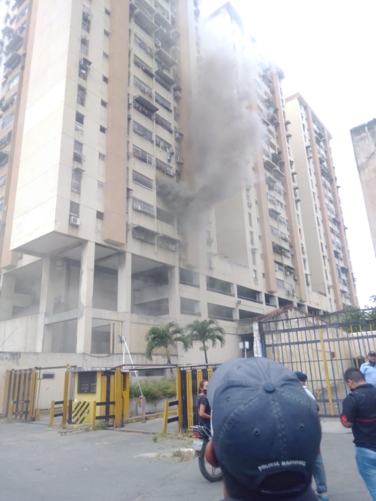 #ZOEDAN #ARAGUA  Incendio de estructura
EN Conjunto Residencial Los Mangos. Apartamento 21 piso 2, Avenida Constitución entre Vargas y Sanchez Carrero, Maracay Municipio Girardot, Estado Aragua <a href="/DGNBEnLinea/">DGNB</a> <a href="/bomberos_aragua/">Bomberos de Aragua</a> <a href="/MIJP_Vzla/">MPPRIJP</a> @PCCarabobo <a href="/CeballosIchaso1/">@FuerzaDinamica Remigio Ceballos Ichaso</a>