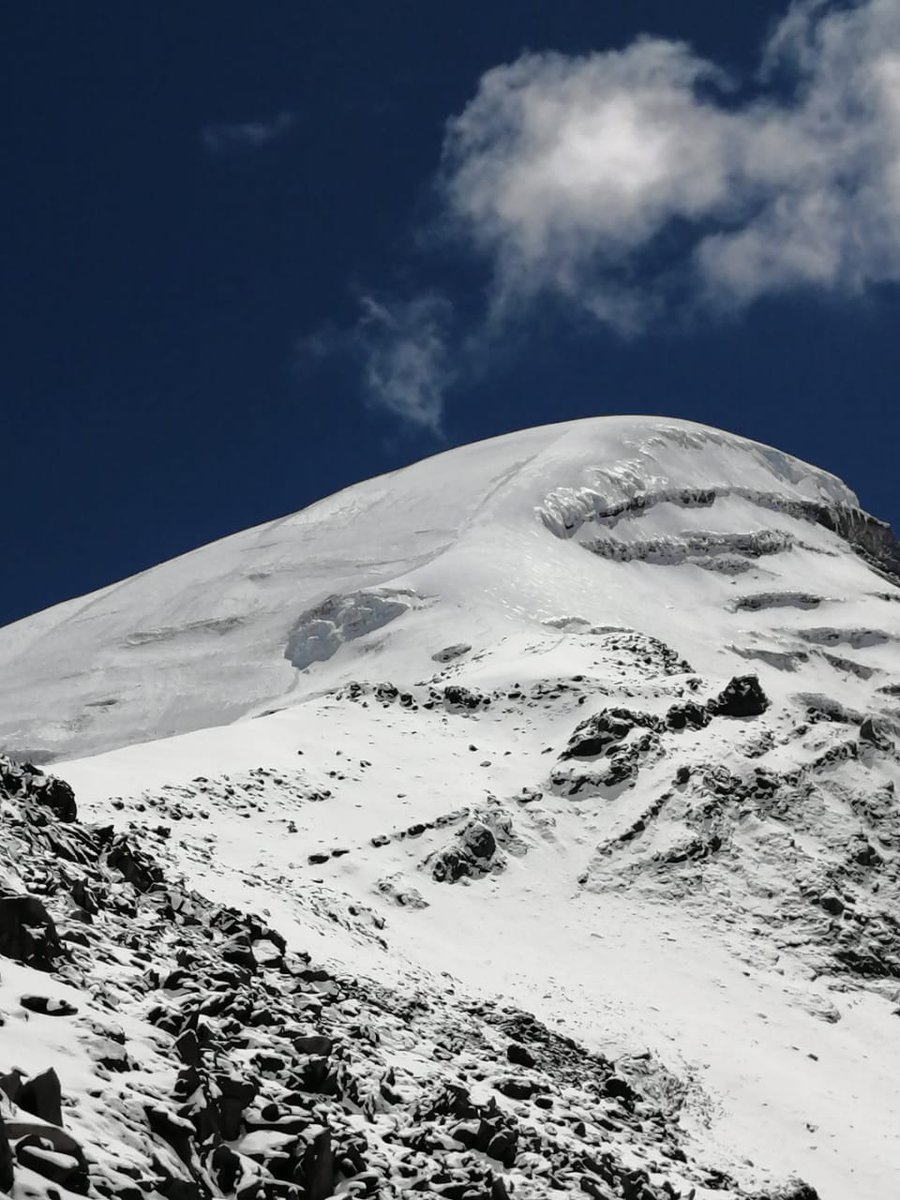 Me llega esta foto del alud del Chimborazo del guía que me llevó allí. Se puede ver que la avalancha fue desde los 5.900 hasta los 5.400. Él, Rafael Martínez, estaba allí, pero salvo a sus clientes con una retirada a tiempo.
<a href="/KrisAnnapurna/">k2</a>