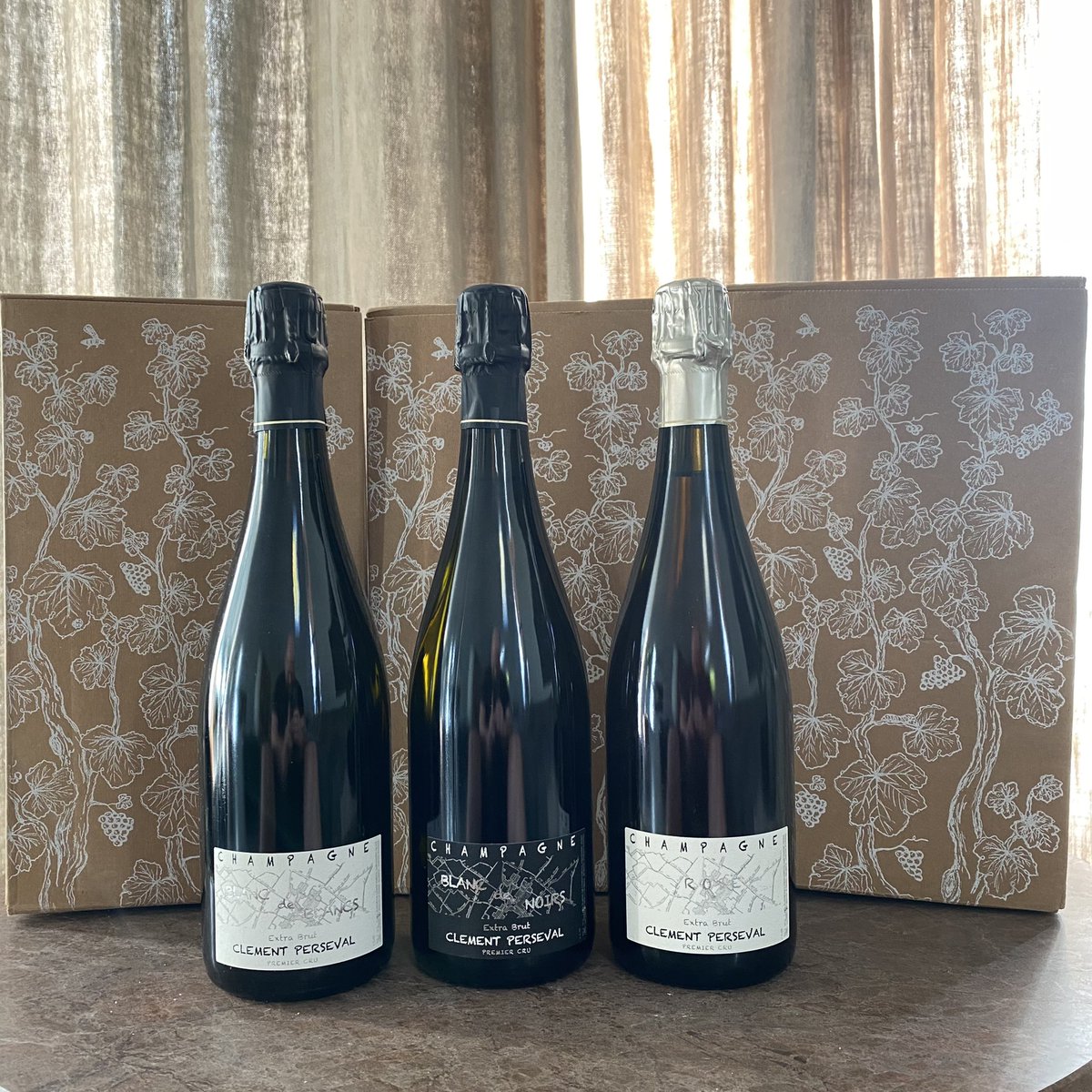 2 otroligt prisvärda Clément Perseval lådor:

Perseval 3-pack
1st Blanc de Blancs
1st Blanc de Noirs
1st Rosé 

Pris: 1401:- 

Perseval 6-pack
2st Blanc de Blancs
2st Blanc de Noirs
2st Rosé 

Pris: 2628:- 

Går som alltid även att kombinera en egen blandlåda med övrigt sortiment