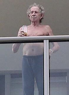 Super70sSports's tweet image. Man, the queen just doesn’t even fucking care anymore does she? Hang on, being told that’s Keith Richards. Carry on.