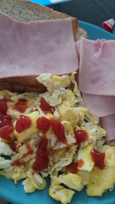 Mmmm eggs https://t.co/S18BJB7D9d<a href="/tag/lib"class="tags"><span>#lib</span></a>