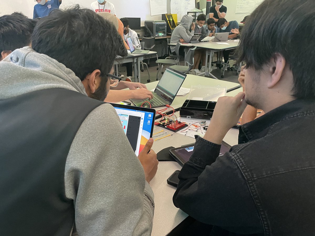 Our class is playing with the Arduino guided by student teachers from <a href="/UTeachDallas/">UTeach Dallas</a> #CHSReset #CISDLearns @CoppellCTE <a href="/CoppellHigh/">🏫 Coppell High School 📚</a> #RelationshipsMatter #ClearlyCTE