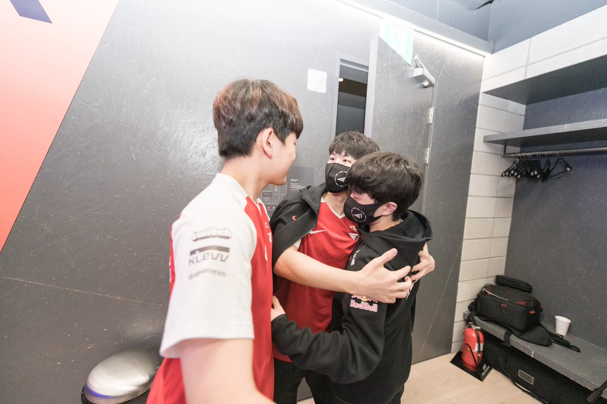 keriyusi's tweet photo. These are probably my all-time favourite pics of the T1 2002 trio 🥺 This was when Oner got double POG as Diana on his LCK Summer debut. Gumayusi and Keria waited for him from his POG interview and hugged him. Now, they are at #Worlds2021 semifinals #오너 #구마유시 #케리아 @T1LoL https://t.co/RZ0wvL18sa