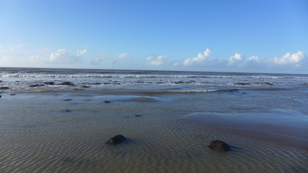ectoann's tweet photo. Hydref: Mae'r awyr yn disglair yn berffaith weithau Autumn: The sky shines perfectly sometimes #rhwngCymylau #betweenClouds #loveCeredigion #CaruCeredigion https://t.co/KN9Vlwcepo