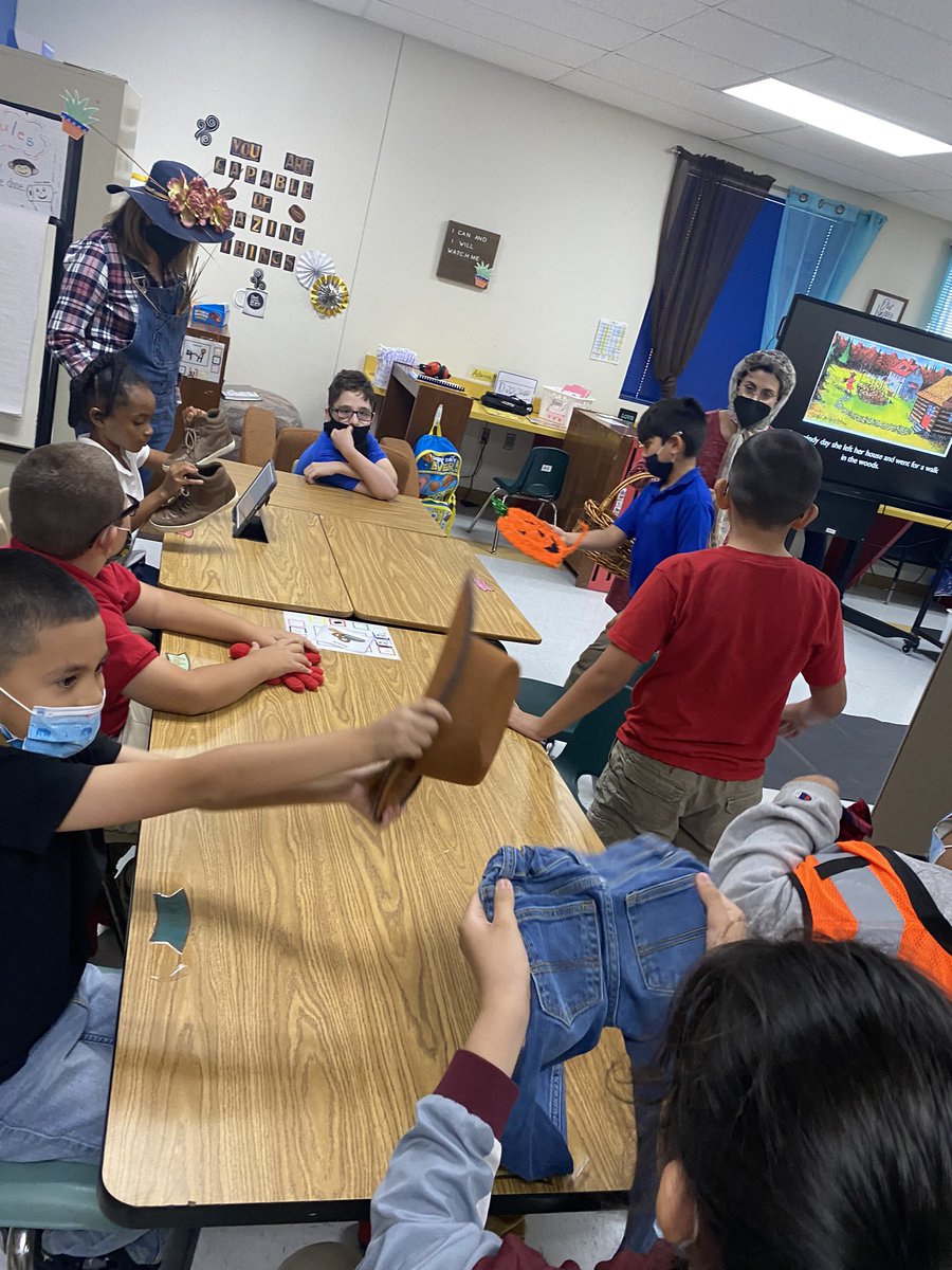 YISD_SPED's tweet photo. North Starβs Speech and Occupational Therapists delivering a fun and interactive R.I.S.E. activity for their Patriots. #relatedandinstructionalservicesforeveryone #yisdsped https://t.co/fDTRVaYElJ