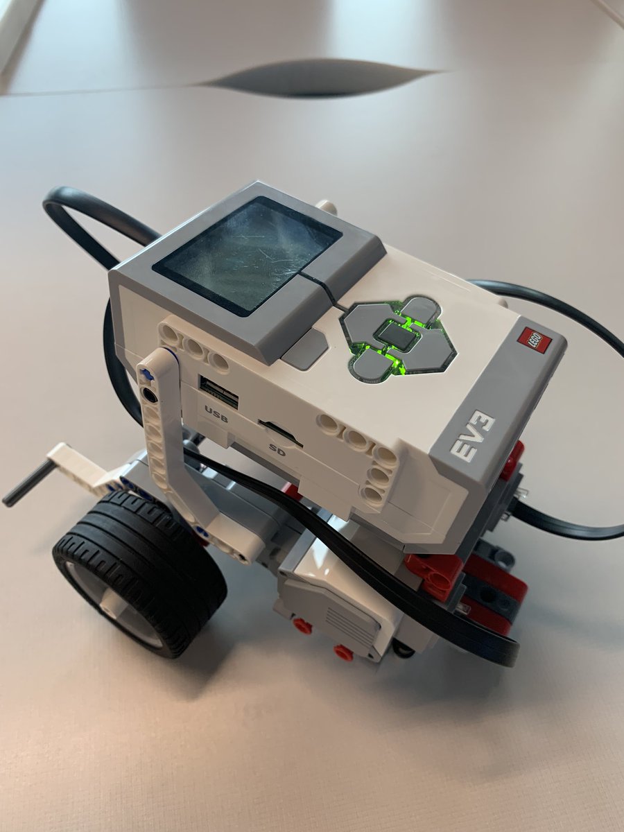 silviastade5's tweet photo. Our @WagnerMS_GISD 6th grade Intro Tech Apps built robots today. Thx to @Amy_HeilGISD &amp; @jessica_powell for keeping these classes in the know. 🤖 https://t.co/FXxB62dDok