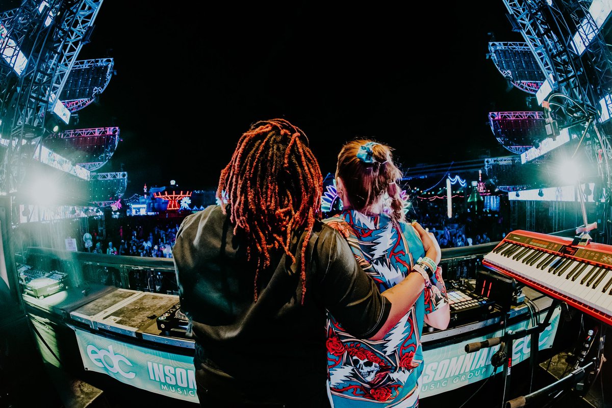 KaleenaZanders's tweet photo. EDC YOU WERE EXTRA SPECIAL THIS YEAR! Sang my heart out under the fireworks with my dear friend @LPGiobbi 
@EDC_LasVegas is truly about togetherness &amp; love 💕 #CARRYUS 
📷: @SARTAKESPICS, @BrightLightDA https://t.co/thkUy2KM0M