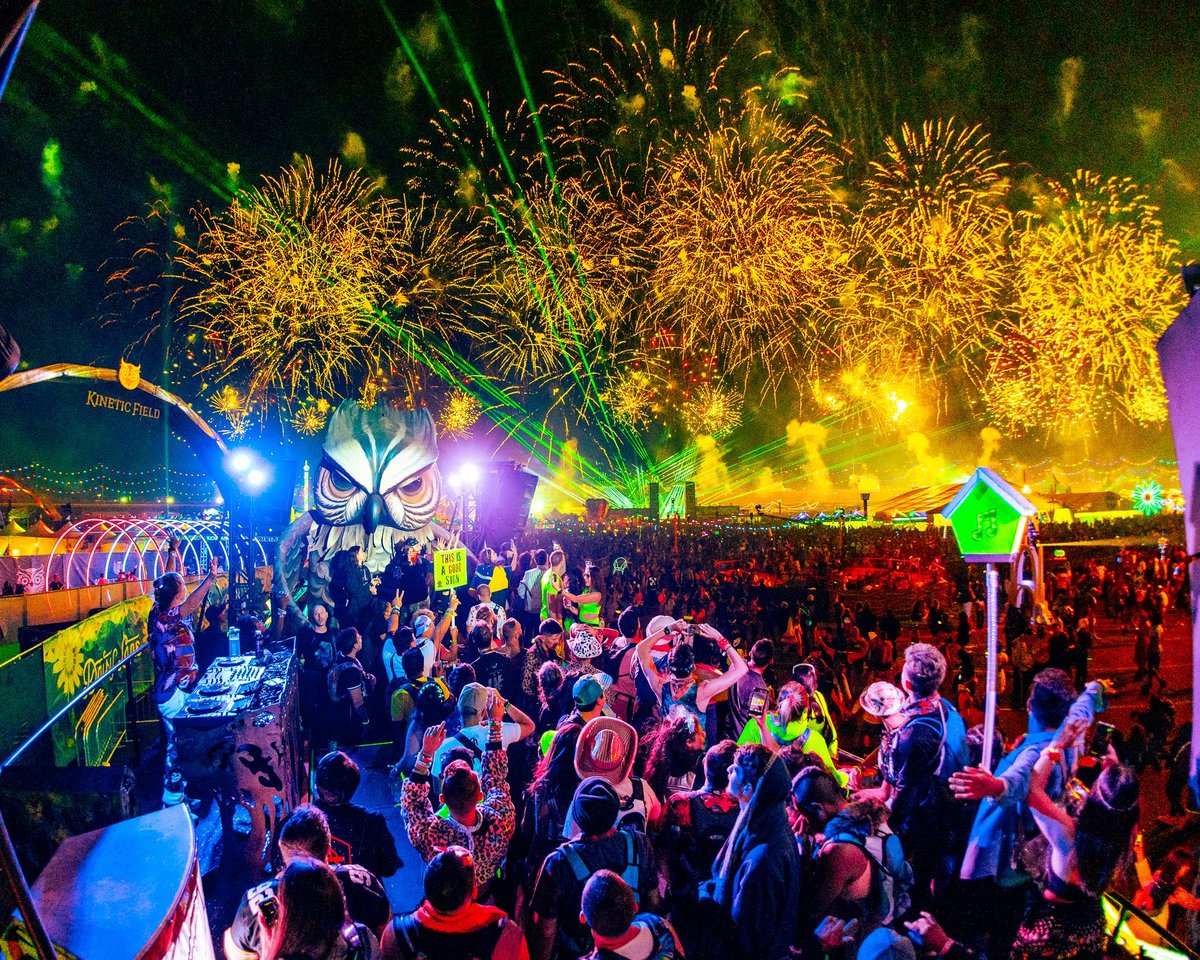 KaleenaZanders's tweet photo. EDC YOU WERE EXTRA SPECIAL THIS YEAR! Sang my heart out under the fireworks with my dear friend @LPGiobbi 
@EDC_LasVegas is truly about togetherness &amp; love 💕 #CARRYUS 
📷: @SARTAKESPICS, @BrightLightDA https://t.co/thkUy2KM0M