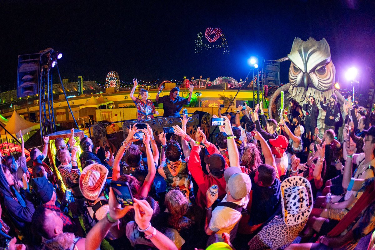 KaleenaZanders's tweet photo. EDC YOU WERE EXTRA SPECIAL THIS YEAR! Sang my heart out under the fireworks with my dear friend @LPGiobbi 
@EDC_LasVegas is truly about togetherness &amp; love 💕 #CARRYUS 
📷: @SARTAKESPICS, @BrightLightDA https://t.co/thkUy2KM0M