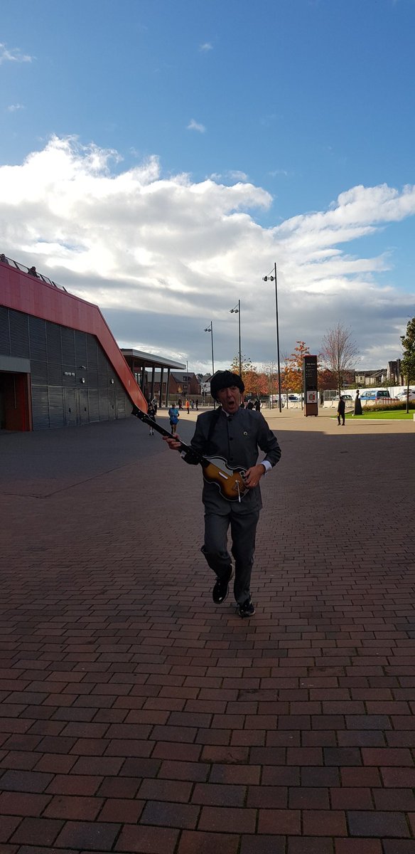 LordSmythe's tweet image. @VWBugBeats great to see you and hear your Mersey Beat on the long and winding road to the finish line and also loved your shimmering gold lamé jacket - keep on rockin' 'n' rollin' .. all the best Macc #loveandpeace 🎸🎶✌ #RnRLiverpool
