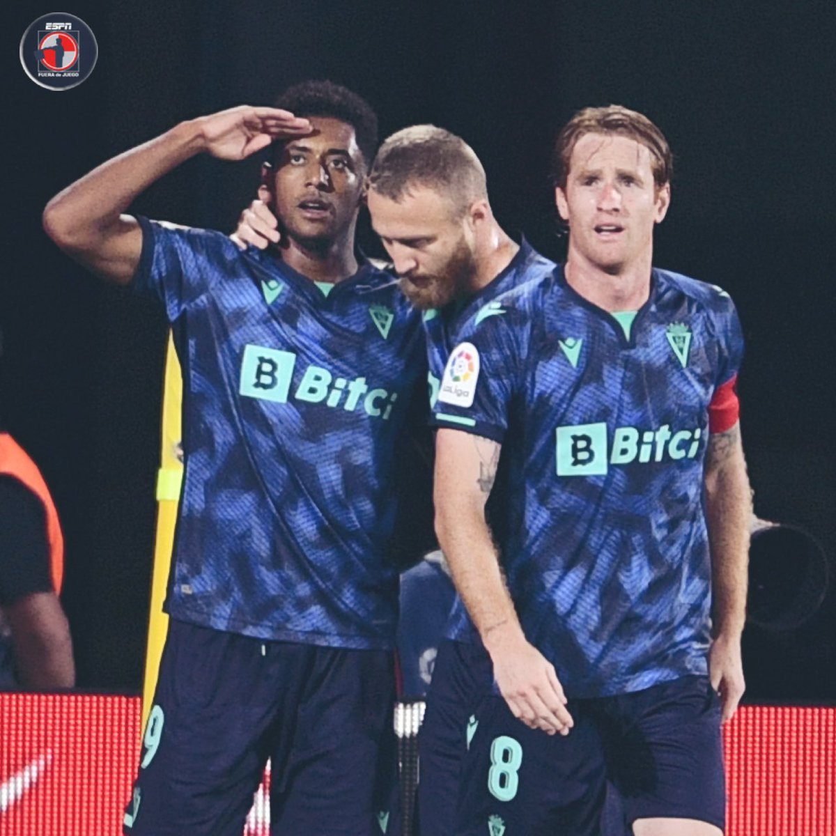 ESPN_FDJ's tweet photo. 🇭🇳🇭🇳🇭🇳🇭🇳🇭🇳

🤩 ¡Un día soñado para el Choko Lozano! 

⚽⚽⚽ Hat-Trick del futbolista hondureño en el empate 3-3 entre Cádiz y Villarreal en el Estadio de la Cerámica. https://t.co/LVXwIgyRS5