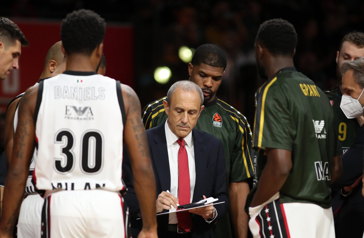 OlimpiaMI1936's tweet photo. 🎙 Coach Messina: "Peccato, la nostra difesa uno contro uno di solito è migliore" ➡ https://t.co/l7nPKrZBfF
#insieme #EuroLeague #BAYAXM #EttoreMessina
@EuroLeague https://t.co/ycQBUBp27C