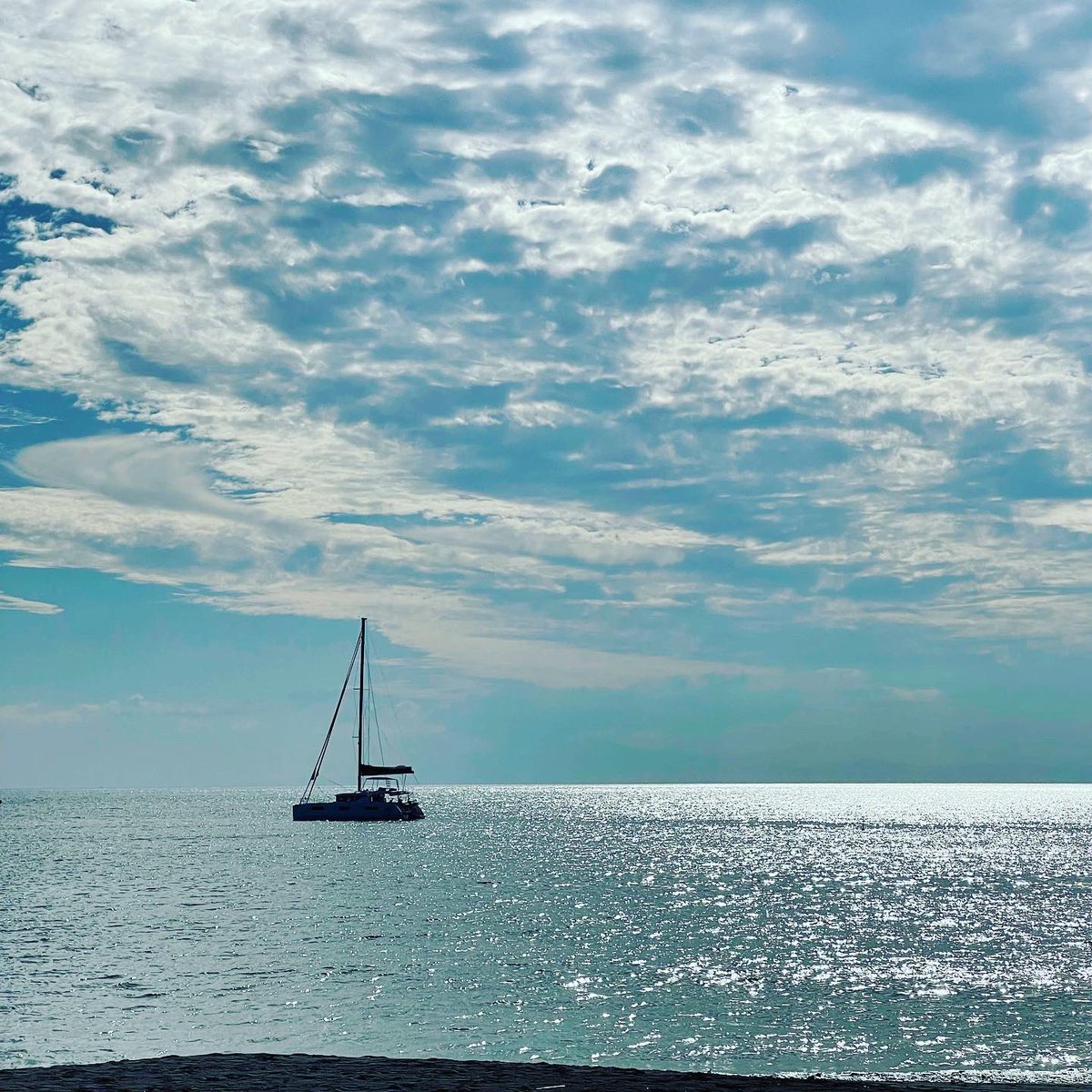 Magnum_Tb's tweet photo. 10月上旬、振休をいただいて、誰もいない海へ。
夏の喧騒が嘘のような静寂。そして、ぶり返す夏日和。
水着持っていけばと後悔するほどでしたよ。地元の方々と思しき方、何人か泳いでましたよ。
#gotobeach
#hayama
#isshikibeach https://t.co/xpChH8wKuC