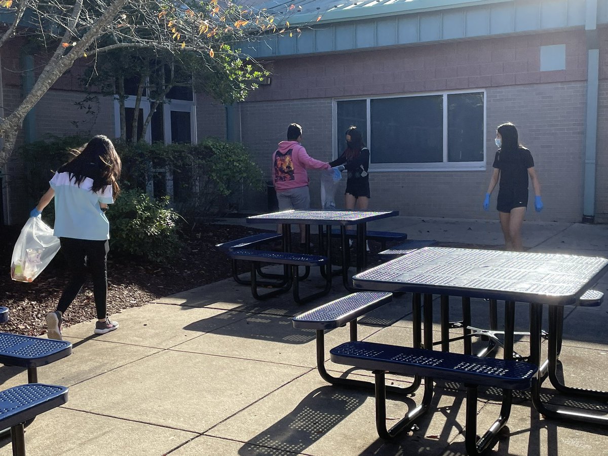 Hmoranbates's tweet photo. Community Service Club @DDMSBuzz is back in action with Campus Cleanup. Lots of students helping to keep our campus beautiful! https://t.co/DcUGSnbDXK