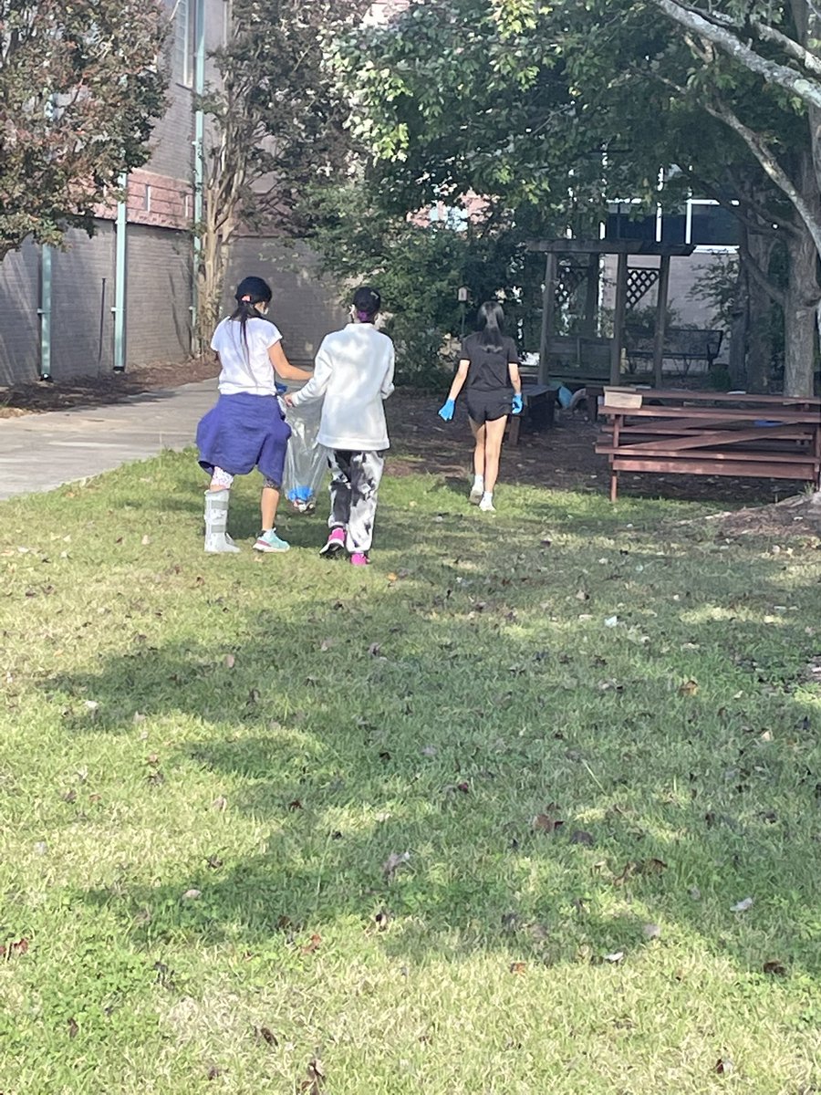 Hmoranbates's tweet photo. Community Service Club @DDMSBuzz is back in action with Campus Cleanup. Lots of students helping to keep our campus beautiful! https://t.co/DcUGSnbDXK