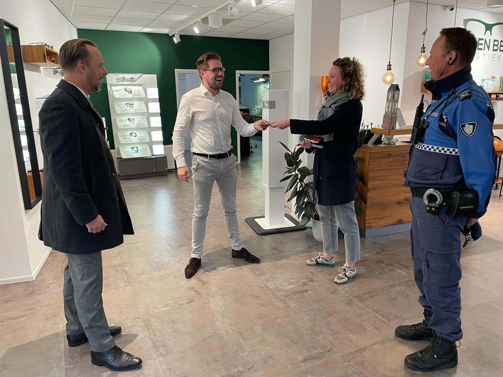 KlaasVerschuure's tweet photo. Medewerkers van de gemeente en wijkagenten bezochten vanmiddag 13 ondernemers op de Biltstraat. Met hen spraken we over wat er op straat leeft, hun zorgen, toekomstplannen, veilig ondernemen èn vooral ook waarom zij zo trots zijn op hun straat! https://t.co/x2qFzoCbyY