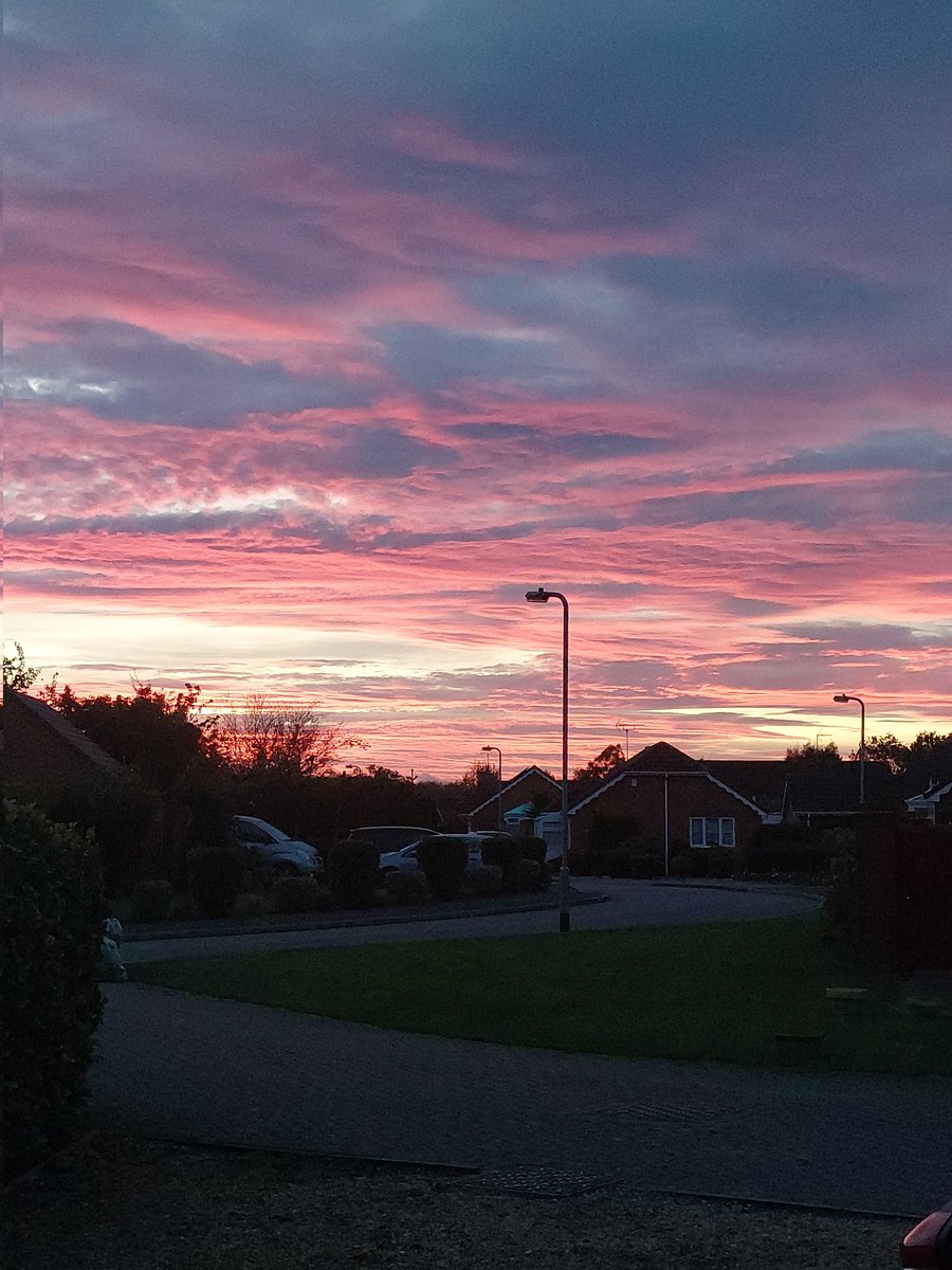 Miss_H1983's tweet photo. Loving this beautiful autumn sky @bbcweather @southlincolnshire https://t.co/Nd5AyZYuA4